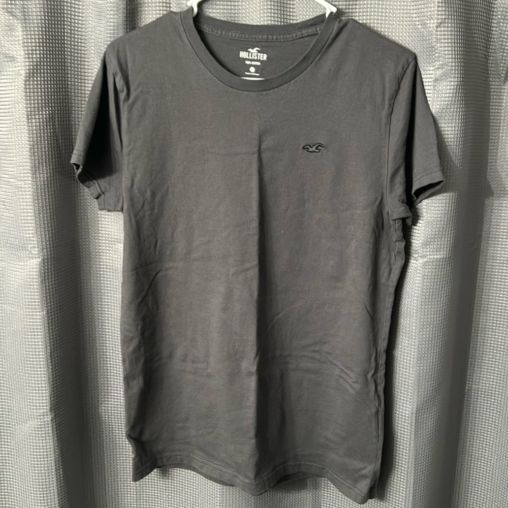 Hollister men’s gray t shirt, size small